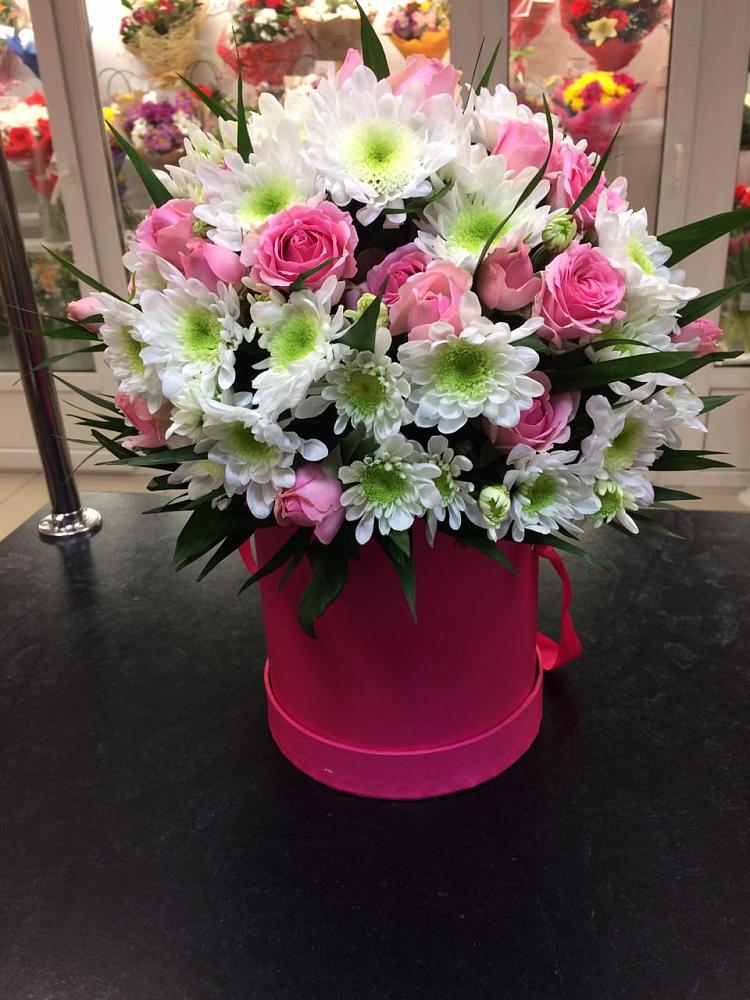 Цветочная композиция из Розы и Хризантемы в шляпной коробке в Забродах